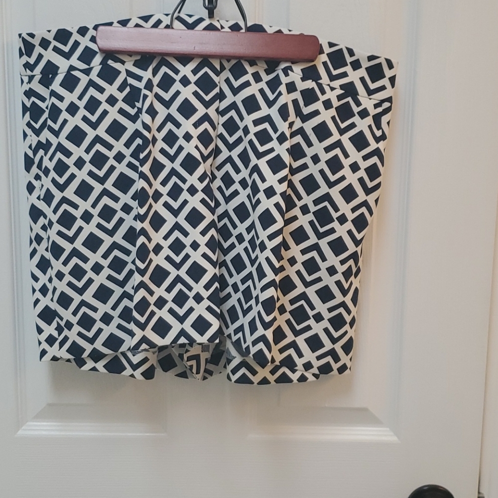Front pleated shorts